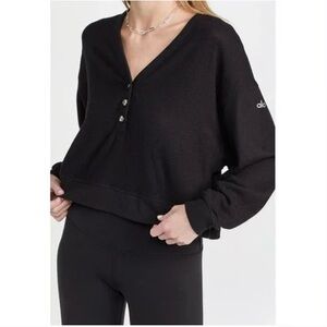 Alo Yoga Soho Cropped Henley size medium